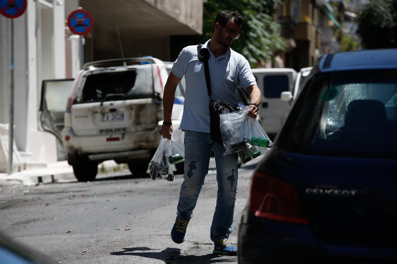 Νέα επίθεση στο σπίτι του Φλαμπουράρη -Με μολότοφ, πέτρες, ξύλα [εικόνες] | iefimerida.gr 0