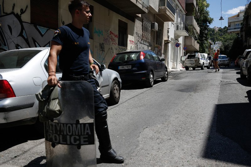 Νέα επίθεση στο σπίτι του Φλαμπουράρη -Με μολότοφ, πέτρες, ξύλα [εικόνες] | iefimerida.gr 1