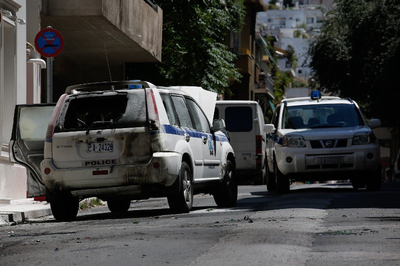 Νέα επίθεση στο σπίτι του Φλαμπουράρη -Με μολότοφ, πέτρες, ξύλα [εικόνες] | iefimerida.gr 2