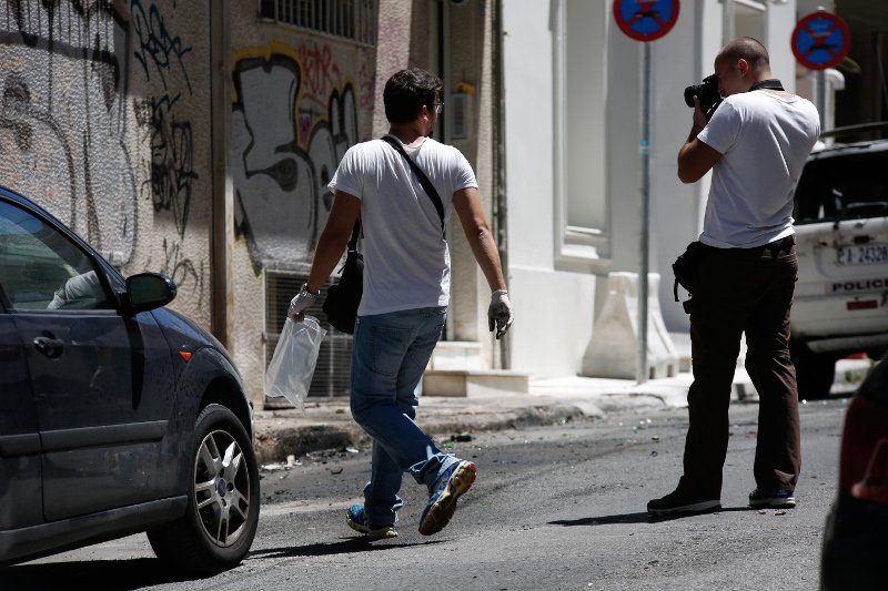 Νέα επίθεση στο σπίτι του Φλαμπουράρη -Με μολότοφ, πέτρες, ξύλα [εικόνες] | iefimerida.gr 3