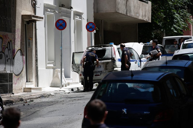 Νέα επίθεση στο σπίτι του Φλαμπουράρη -Με μολότοφ, πέτρες, ξύλα [εικόνες] | iefimerida.gr 4