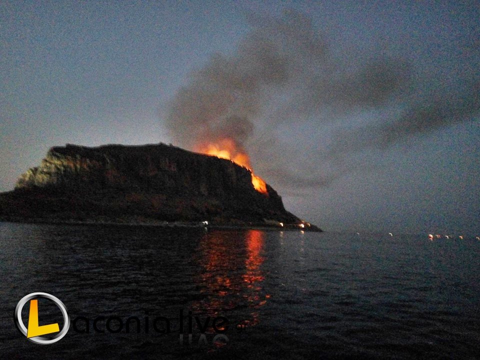 Σε ύφεση η πυρκαγιά στο Κάστρο της Μονεμβασιάς -Σοκ με τη φωτιά σε ένα στολίδι [εικόνες] | iefimerida.gr 3