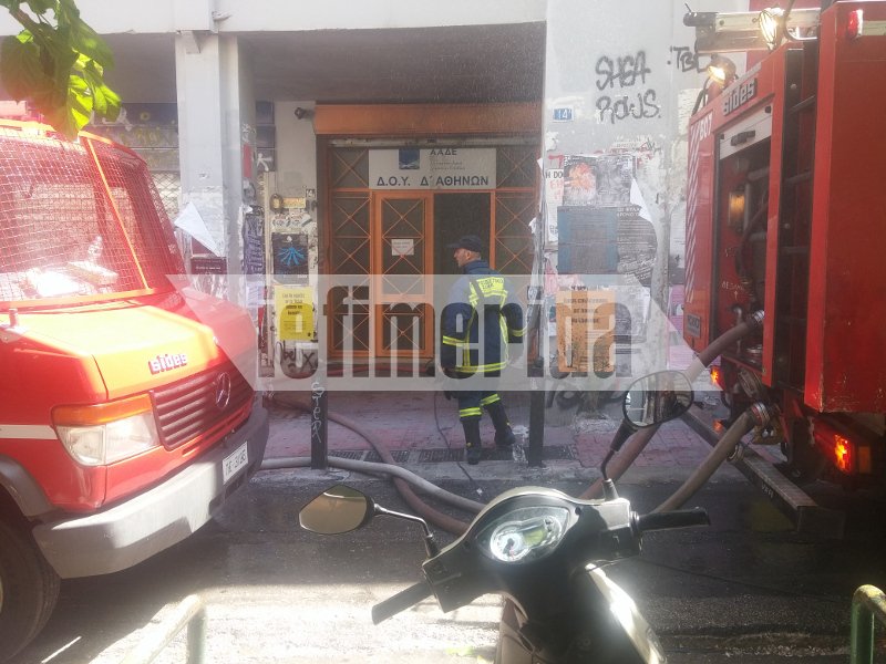 Φωτιά στη ΔΟΥ Εξαρχείων -Απεγκλώβισαν τους εργαζομένους [εικόνες] | iefimerida.gr 3