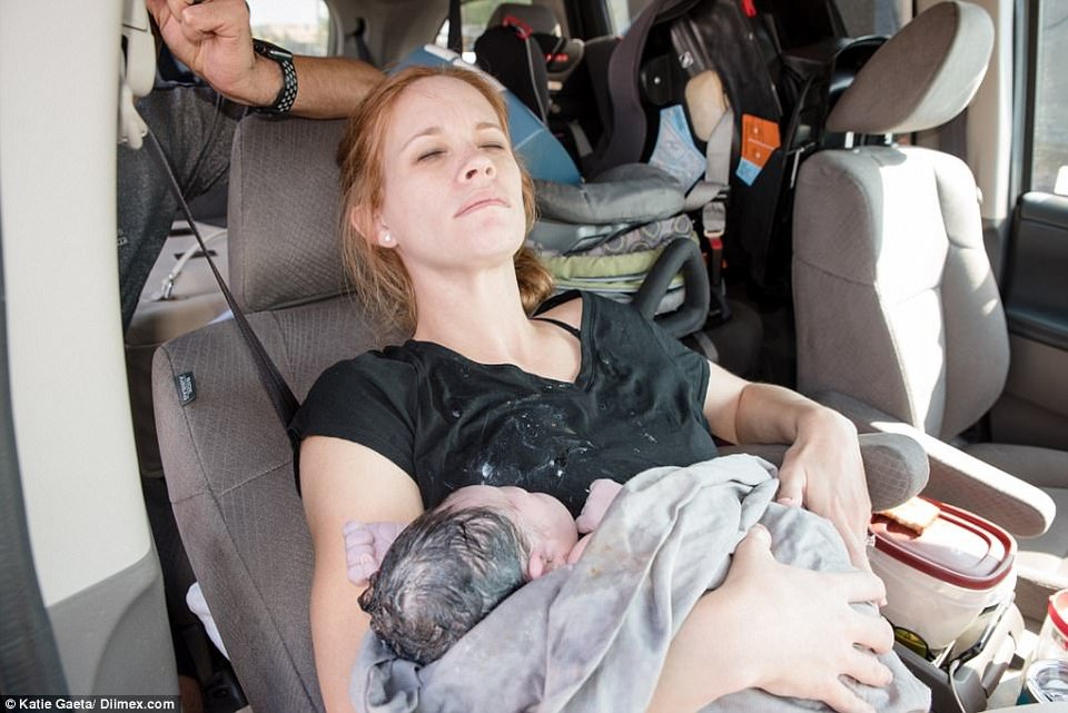 Η ανυπόμονη κόρη - 31χρονη γέννησε μέσα στο αυτοκίνητο μπροστά σε δεκάδες κόσμου [εικόνα] | iefimerida.gr 0