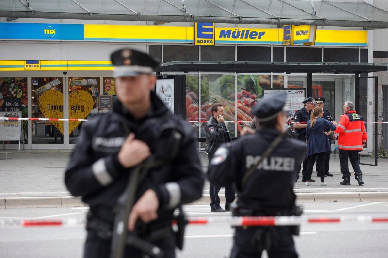 Επίθεση με μαχαίρι σε σούπερ μάρκετ στο Αμβούργο -Ενας νεκρός [εικόνες & βίντεο] | iefimerida.gr 1