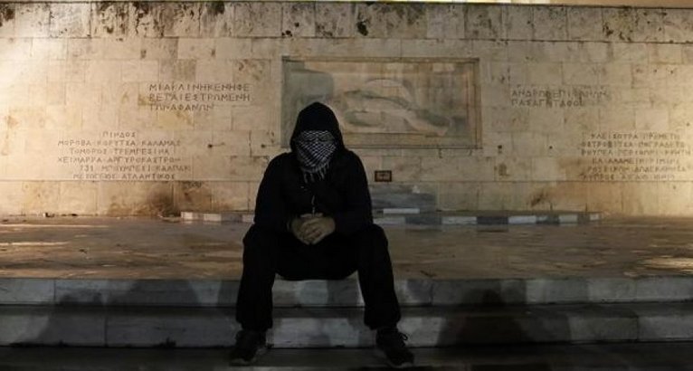 Ο αναρχικός στη διαδήλωση του Αμβούργου που έβγαλε selfie με ακριβό κινητό έγινε viral [εικόνες] | iefimerida.gr 7