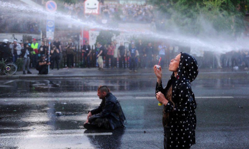 Ο αναρχικός στη διαδήλωση του Αμβούργου που έβγαλε selfie με ακριβό κινητό έγινε viral [εικόνες] | iefimerida.gr 9