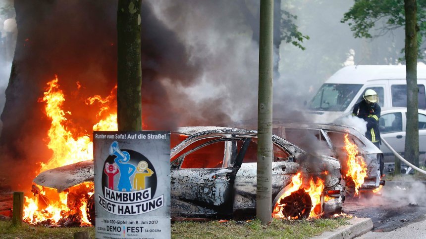 Ο αναρχικός στη διαδήλωση του Αμβούργου που έβγαλε selfie με ακριβό κινητό έγινε viral [εικόνες] | iefimerida.gr 10