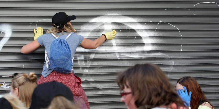 Απίστευτο: 10.000 κάτοικοι καθάρισαν το Αμβούργο μετά τις βίαιες διαδηλώσεις κατά της G20 [βίντεο]   | iefimerida.gr 2