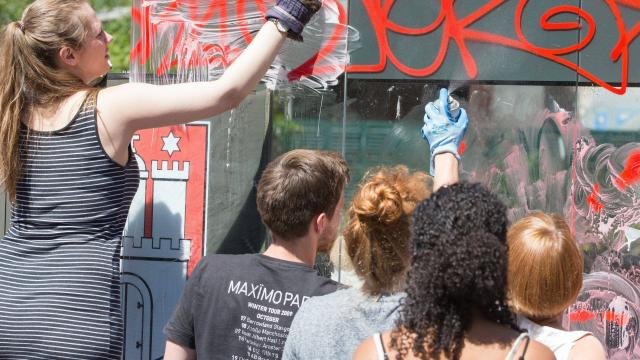 Απίστευτο: 10.000 κάτοικοι καθάρισαν το Αμβούργο μετά τις βίαιες διαδηλώσεις κατά της G20 [βίντεο]   | iefimerida.gr 3