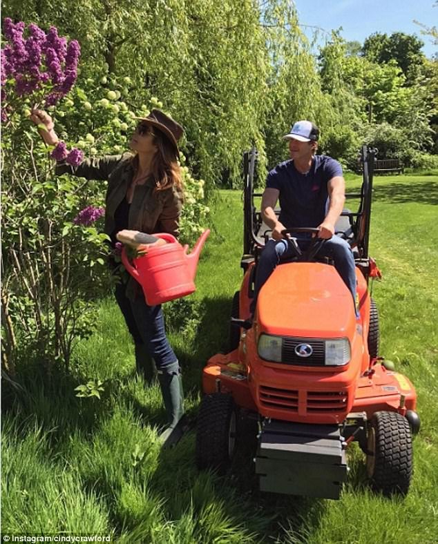 Οι διάσημες το ρίχνουν στην κηπουρική -Λιζ Χάρλεϊ, Ιβάνκα, Κρόφορντ παρέα με τα λαχανικά τους [εικόνες] | iefimerida.gr 1