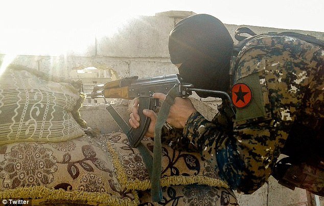 Τάγμα αναρχικών γκέι πολεμά τους τζιχαντιστές στη Συρία [εικόνες]  | iefimerida.gr 2