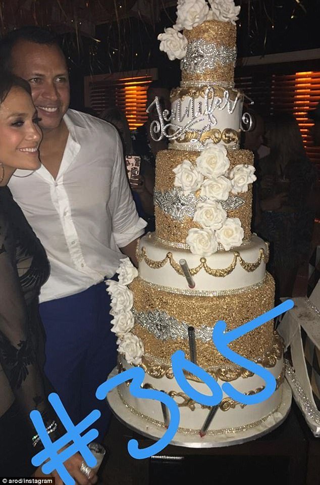 Η Τζένιφερ Λόπεζ έκλεισε τα 48 και το γιόρτασε φορώντας ένα... γυμνό φόρεμα -Ολα στη φόρα [εικόνες] | iefimerida.gr 1