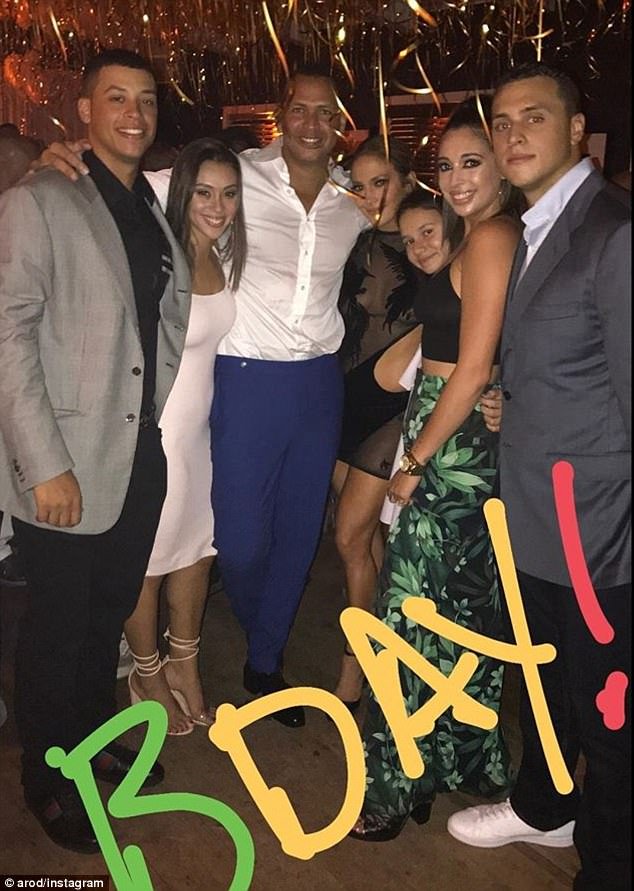 Η Τζένιφερ Λόπεζ έκλεισε τα 48 και το γιόρτασε φορώντας ένα... γυμνό φόρεμα -Ολα στη φόρα [εικόνες] | iefimerida.gr 2