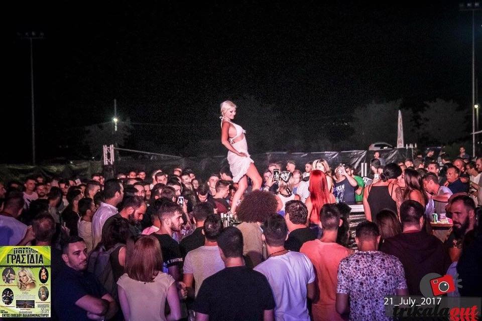 Η Τζούλια Αλεξανδράτου χορεύει  ημίγυμνη σε πάρτι... στα Τρίκαλα [εικόνες] | iefimerida.gr 0