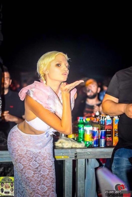 Η Τζούλια Αλεξανδράτου χορεύει  ημίγυμνη σε πάρτι... στα Τρίκαλα [εικόνες] | iefimerida.gr 2