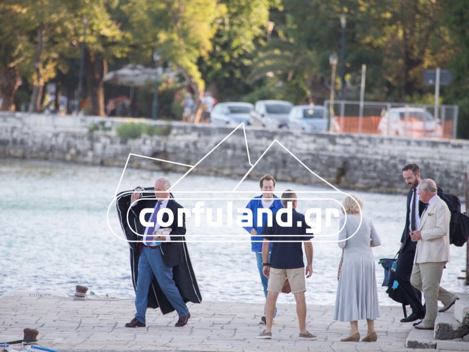 Σε αυτή τη βίλα με τις πισίνες και τα αρχαιοπρεπή αγάλματα μένει ο πρίγκιπας Κάρολος στην Κέρκυρα [εικόνες] | iefimerida.gr 8