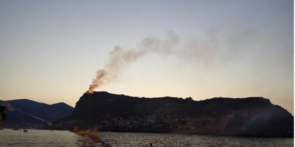 Σε ύφεση η πυρκαγιά στο Κάστρο της Μονεμβασιάς -Σοκ με τη φωτιά σε ένα στολίδι [εικόνες] | iefimerida.gr 4