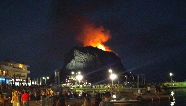 Σε ύφεση η πυρκαγιά στο Κάστρο της Μονεμβασιάς -Σοκ με τη φωτιά σε ένα στολίδι [εικόνες] | iefimerida.gr 2