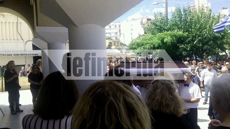 Θρήνος στην κηδεία της άτυχης καθαρίστριας, στο νεκροταφείο Ζωγράφου | iefimerida.gr 1