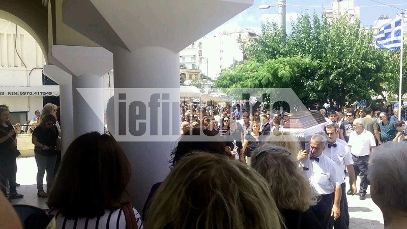 Θρήνος στην κηδεία της άτυχης καθαρίστριας, στο νεκροταφείο Ζωγράφου | iefimerida.gr 2