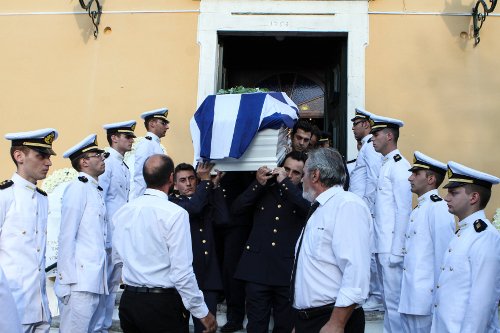 Κέρκυρα: Το τελευταίο αντίο στον 33χρονο δόκιμο ανθυποπυραγό Αριστείδη Μουζακίτη [εικόνες] | iefimerida.gr 1