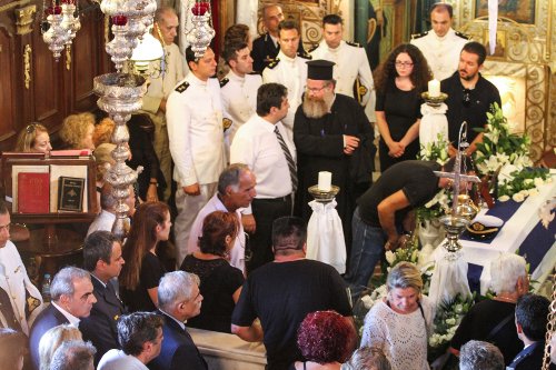 Κέρκυρα: Το τελευταίο αντίο στον 33χρονο δόκιμο ανθυποπυραγό Αριστείδη Μουζακίτη [εικόνες] | iefimerida.gr 2