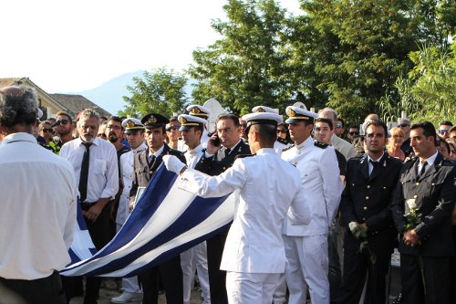 Κέρκυρα: Το τελευταίο αντίο στον 33χρονο δόκιμο ανθυποπυραγό Αριστείδη Μουζακίτη [εικόνες] | iefimerida.gr 6