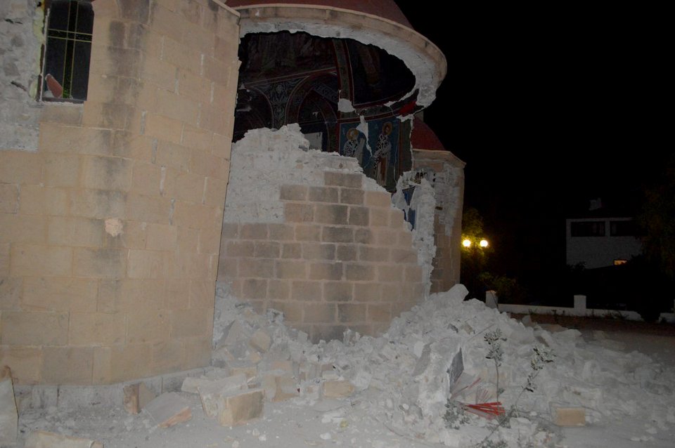 Καταστράφηκε το Ιερό του Μητροπολιτικού Ναού του Αγ. Νικολάου και το τζαμί στην Κω -Η ιστορία τους [εικόνες] | iefimerida.gr 0