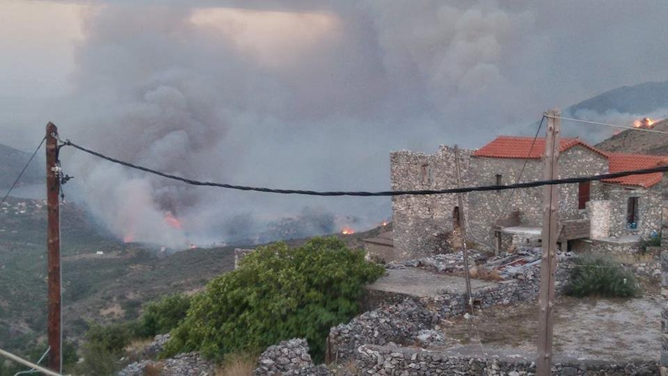Αγωνία για τα πύρινα μέτωπα σε όλη τη χώρα -Καίγονται σπίτια στη Μάνη | iefimerida.gr 2