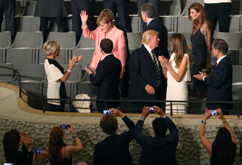 Μελάνια Τραμπ, Μπριζίτ Μακρόν, μια τραγουδίστρια, μια επιχειρηματίας και μια ραδιοφωνική παραγωγός -Οι πιο έλεγκαντ Πρώτες Κυρίες της G20 [εικόνες] | iefimerida.gr 13