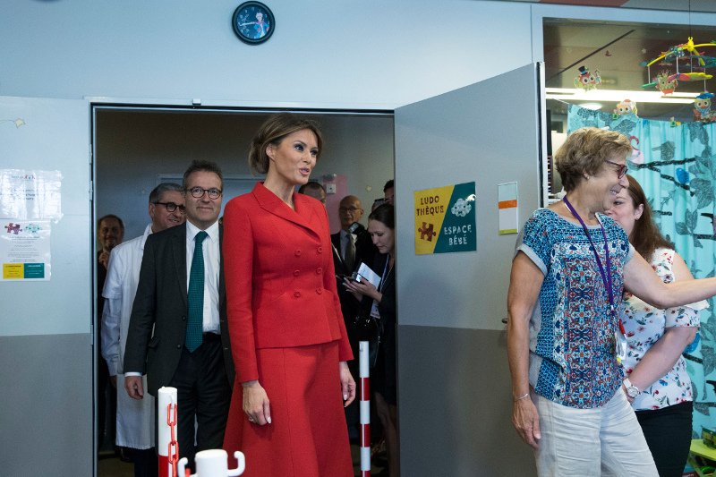 Η ευαίσθητη πλευρά της Μελάνια: Επισκέφθηκε μικρούς ασθενείς στο Παρίσι [εικόνες] | iefimerida.gr 0