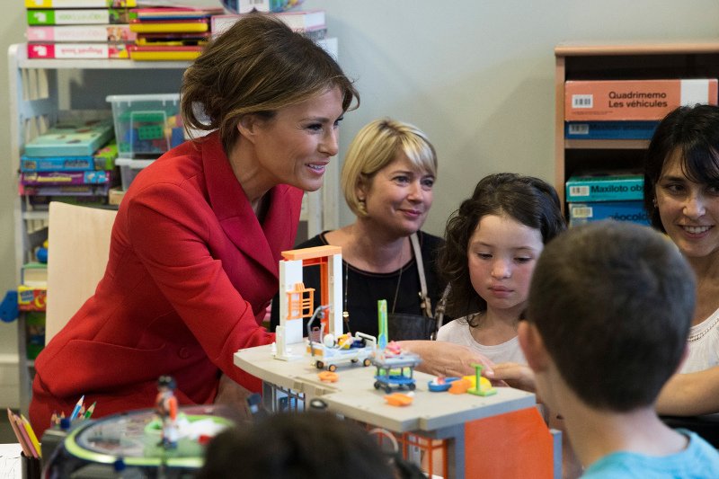 Η ευαίσθητη πλευρά της Μελάνια: Επισκέφθηκε μικρούς ασθενείς στο Παρίσι [εικόνες] | iefimerida.gr 3