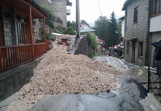 Ανοιξαν οι ουρανοί στο Μέτσοβο: Επεσε χαλάζι 30 εκ. μέσα στο καλοκαίρι [εικόνες & βίντεο] | iefimerida.gr 2