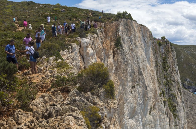 Ναυάγιο Ζακύνθου: Ουρές στον επικίνδυνο γκρεμό για μια selfie -Ακόμα και δίπλα σε μνημείο νεκρού! [εικόνες] | iefimerida.gr 9
