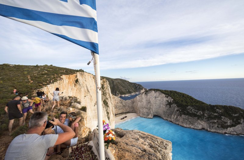 Ναυάγιο Ζακύνθου: Ουρές στον επικίνδυνο γκρεμό για μια selfie -Ακόμα και δίπλα σε μνημείο νεκρού! [εικόνες] | iefimerida.gr 4