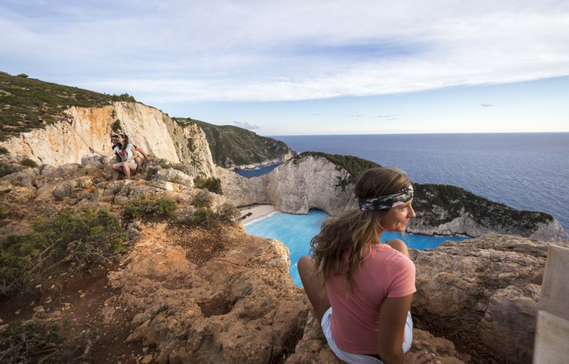 Ναυάγιο Ζακύνθου: Ουρές στον επικίνδυνο γκρεμό για μια selfie -Ακόμα και δίπλα σε μνημείο νεκρού! [εικόνες] | iefimerida.gr 0