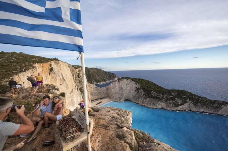 Ναυάγιο Ζακύνθου: Ουρές στον επικίνδυνο γκρεμό για μια selfie -Ακόμα και δίπλα σε μνημείο νεκρού! [εικόνες] | iefimerida.gr 5