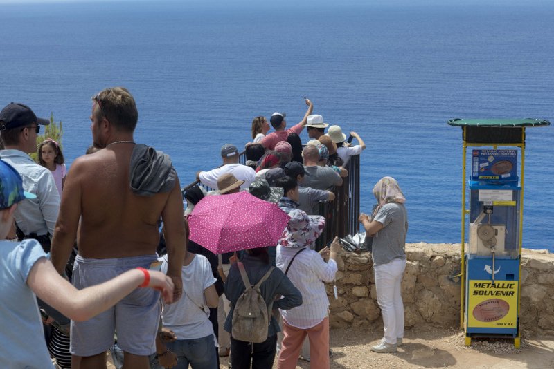 Ναυάγιο Ζακύνθου: Ουρές στον επικίνδυνο γκρεμό για μια selfie -Ακόμα και δίπλα σε μνημείο νεκρού! [εικόνες] | iefimerida.gr 1
