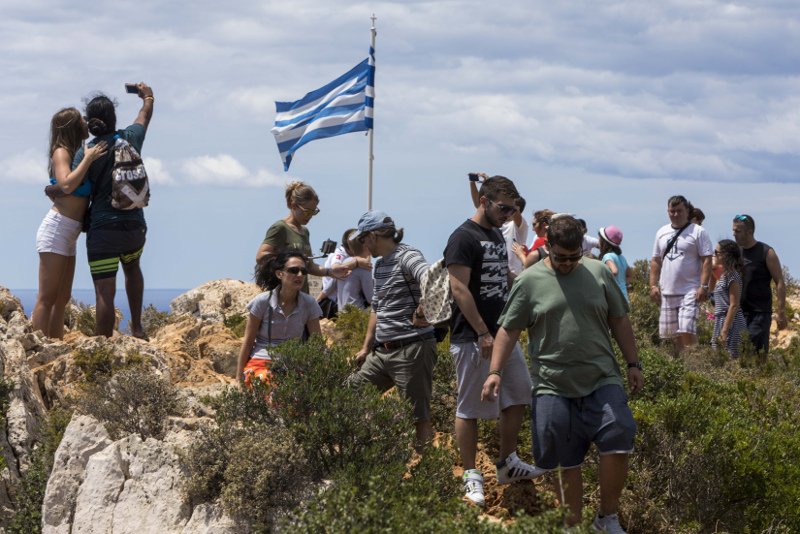 Ναυάγιο Ζακύνθου: Ουρές στον επικίνδυνο γκρεμό για μια selfie -Ακόμα και δίπλα σε μνημείο νεκρού! [εικόνες] | iefimerida.gr 2