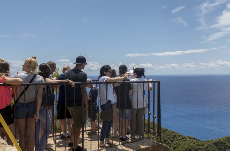 Ναυάγιο Ζακύνθου: Ουρές στον επικίνδυνο γκρεμό για μια selfie -Ακόμα και δίπλα σε μνημείο νεκρού! [εικόνες] | iefimerida.gr 3