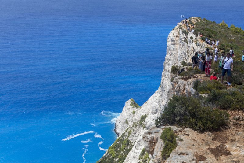 Ναυάγιο Ζακύνθου: Ουρές στον επικίνδυνο γκρεμό για μια selfie -Ακόμα και δίπλα σε μνημείο νεκρού! [εικόνες] | iefimerida.gr 6