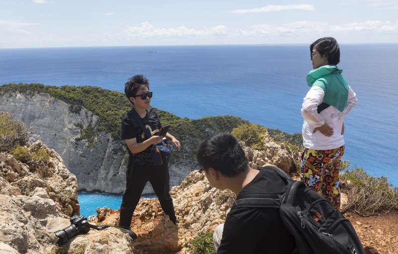 Ναυάγιο Ζακύνθου: Ουρές στον επικίνδυνο γκρεμό για μια selfie -Ακόμα και δίπλα σε μνημείο νεκρού! [εικόνες] | iefimerida.gr 7