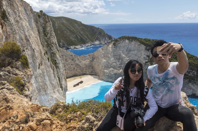 Ναυάγιο Ζακύνθου: Ουρές στον επικίνδυνο γκρεμό για μια selfie -Ακόμα και δίπλα σε μνημείο νεκρού! [εικόνες] | iefimerida.gr 8