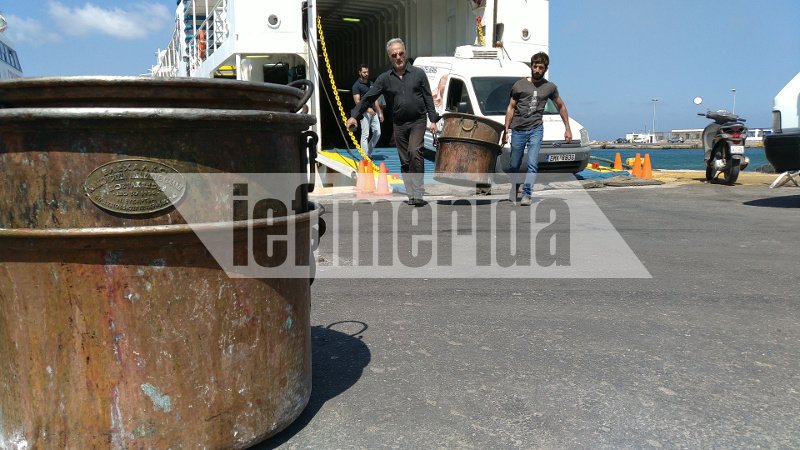 Η Αμοργός έστειλε στη Νάξο τις μεγάλες «καζάνες» για να τηγανίσουν πατάτες -Ετοιμάζονται για το Guinness [εικόνες] | iefimerida.gr 1