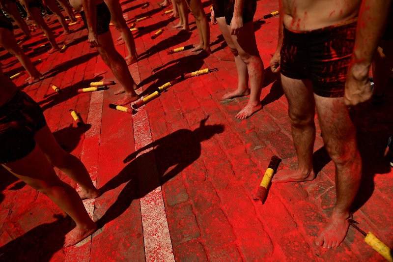 Γυμνοί Ισπανοί, πνιγμένοι... στο αίμα διαδηλώνουν κατά των ταυροδρομιών [εικόνες] | iefimerida.gr 3