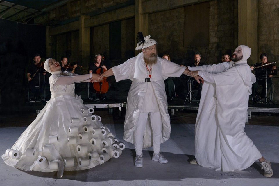 Ετοιμος ο Τζίμης Πανούσης για Επίδαυρο -Με σουρωτήρι στο κεφάλι [εικόνες]  | iefimerida.gr 1