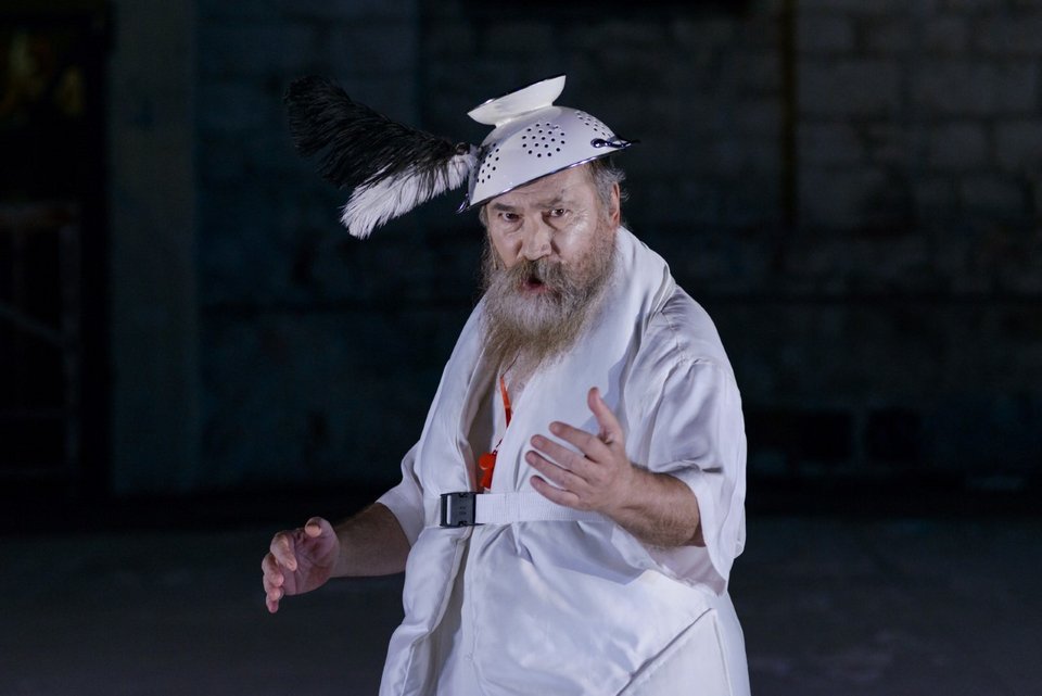 Ετοιμος ο Τζίμης Πανούσης για Επίδαυρο -Με σουρωτήρι στο κεφάλι [εικόνες]  | iefimerida.gr 2