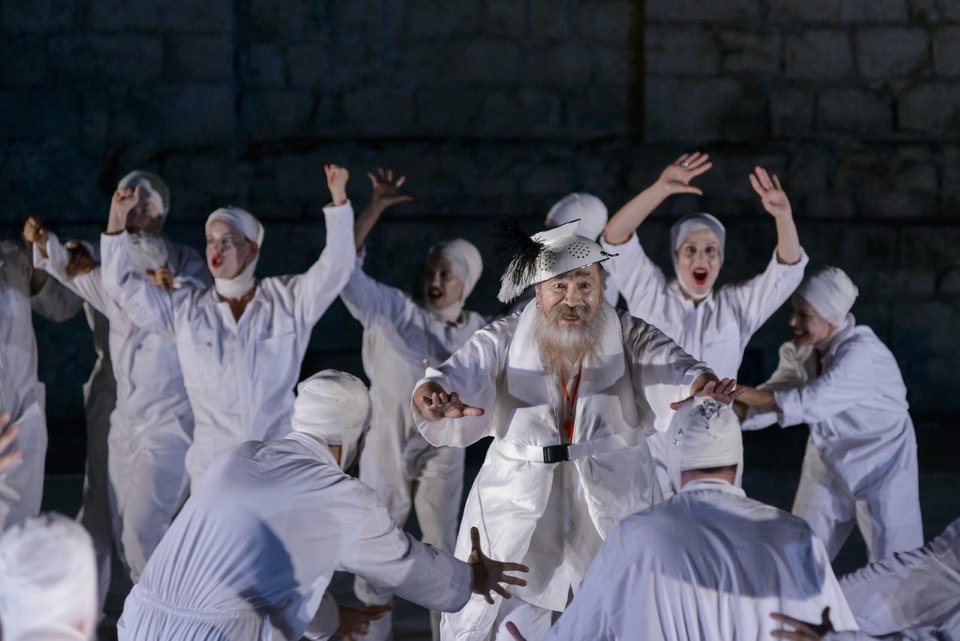 Ετοιμος ο Τζίμης Πανούσης για Επίδαυρο -Με σουρωτήρι στο κεφάλι [εικόνες]  | iefimerida.gr 0