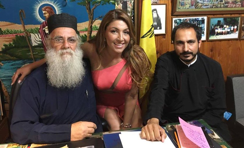 Η Παπαρίζου έγινε κουμπάρα στη Λέσβο: Σέξι εμφάνιση με αποκαλυπτικό φόρεμα [εικόνες & βίντεο] | iefimerida.gr 3